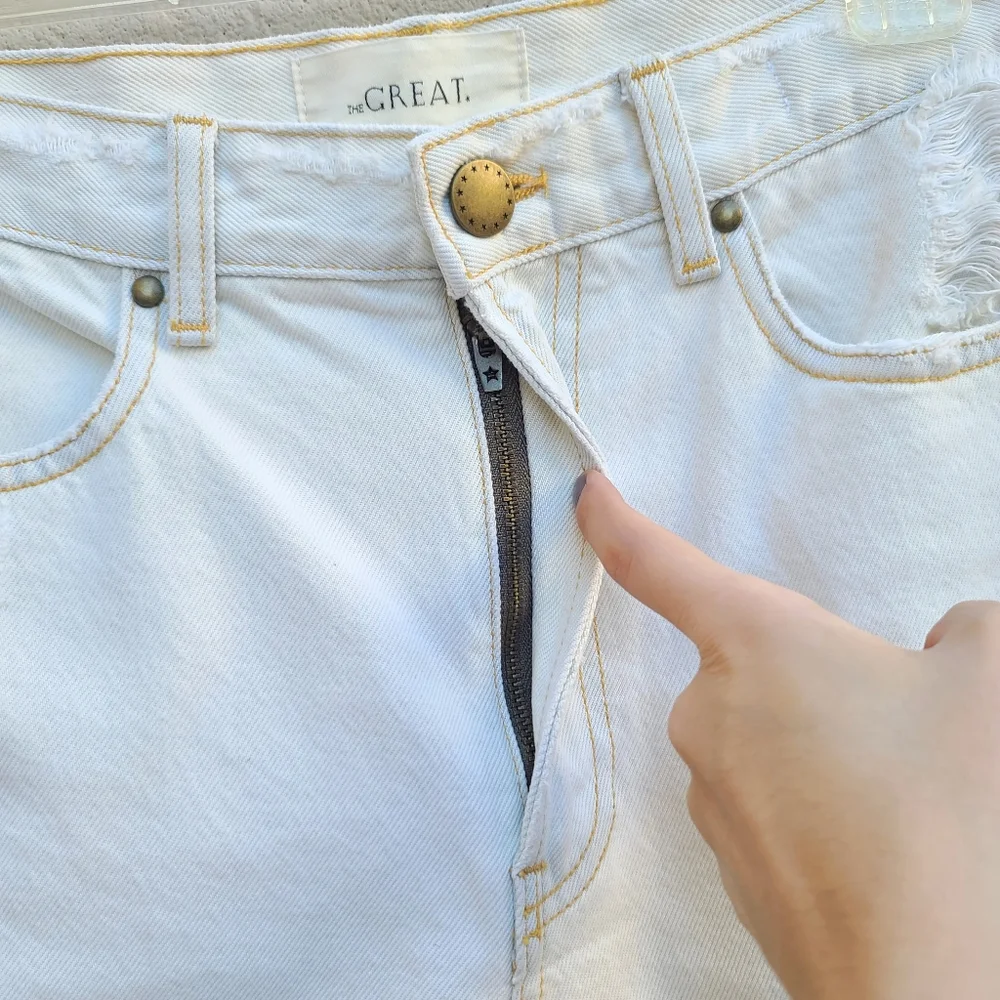The GREAT. | The Easy Cut Off Denim Short in Bleach Wash Size 26 - Picture 6 of 8